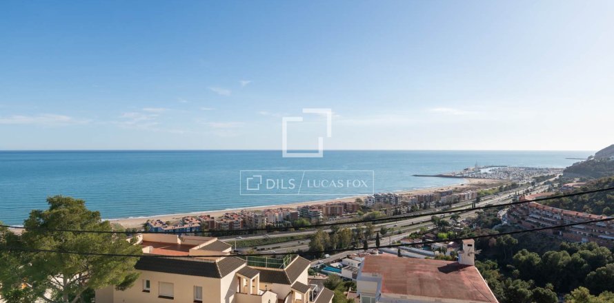 Villa de 4 dormitorios en venta en Castelldefels, Barcelona, Cataluña, Spain № 3925