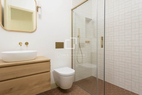 Apartamento de 3 dormitorios en venta en Barcelona, Cataluña, Spain № 3766 - foto 18