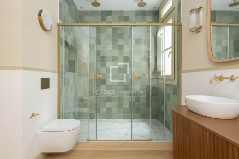 Apartamento de 3 dormitorios en venta en Barcelona, Cataluña, Spain № 3766 - foto 8