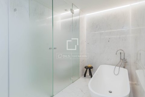 Apartamento de 4 dormitorios en venta en Barcelona, Cataluña, Spain № 4209 - foto 19