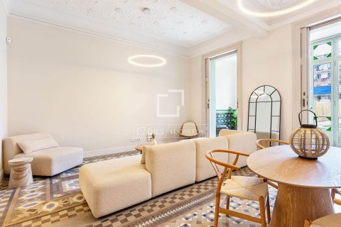 Apartamento de 3 dormitorios en venta en Barcelona, Cataluña, Spain № 4210 - foto 2