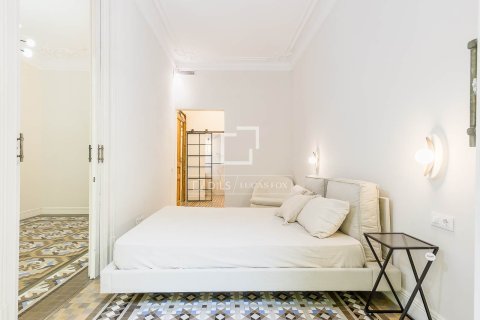 Apartamento de 3 dormitorios en venta en Barcelona, Cataluña, Spain № 4210 - foto 24