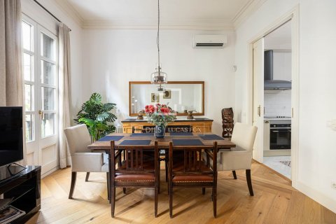 Снять в аренду квартиру в Барселона, Испания с 3 спальни, 140м², № 8667 - фото 2