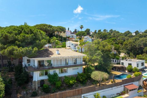 Villa de 4 dormitorios en venta en Cabrils, Barcelona, Cataluña, Spain № 7235