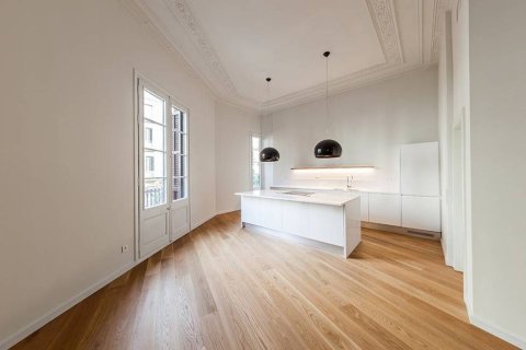 Apartamento de 2 dormitorios en venta en Barcelona, Cataluña, Spain № 6340 - foto 2