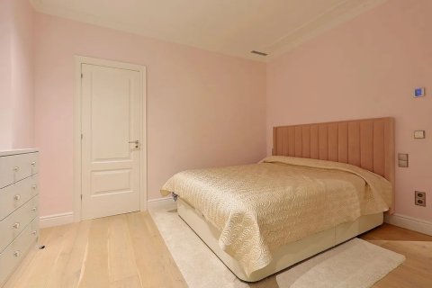 Apartamento de 3 dormitorios en venta en Barcelona, Cataluña, Spain № 1469 - foto 21