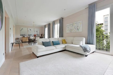 Apartamento de 3 dormitorios en venta en Barcelona, Cataluña, Spain № 1469