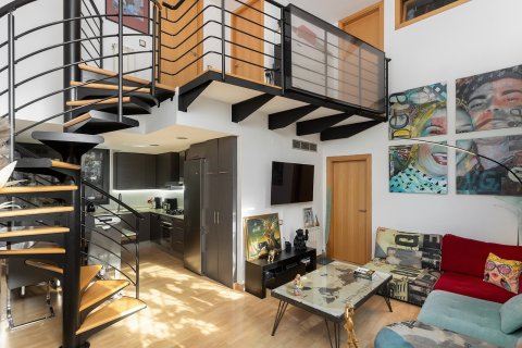 Apartamento de 3 dormitorios en venta en Barcelona, Cataluña, Spain № 1470