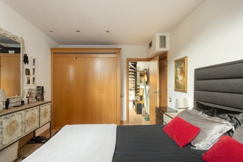 Apartamento de 3 dormitorios en venta en Barcelona, Cataluña, Spain № 1470 - foto 21