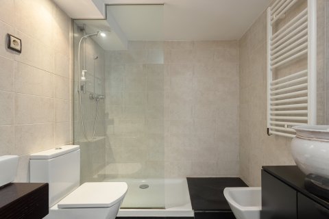 Apartamento de 3 dormitorios en venta en Barcelona, Cataluña, Spain № 1470 - foto 29