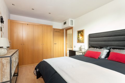 Apartamento de 3 dormitorios en venta en Barcelona, Cataluña, Spain № 1470 - foto 16