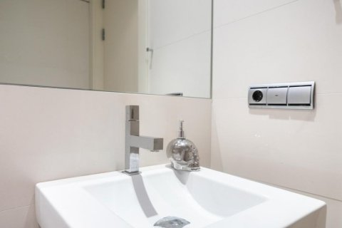 Apartamento de 3 dormitorios en venta en Barcelona, Cataluña, Spain № 1466 - foto 21