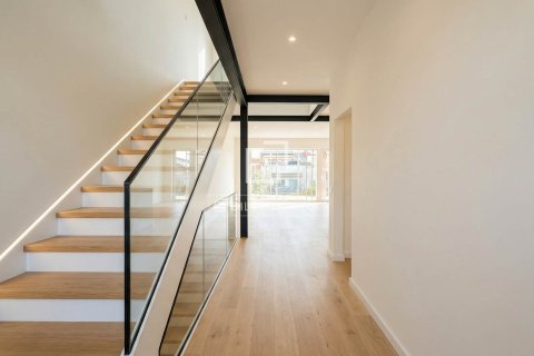 Villa de 4 dormitorios en venta en Vilanova i la Geltrú, Barcelona, Cataluña, Spain № 6458 - foto 24