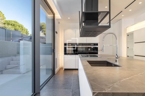 Villa de 8 dormitorios en venta en Barcelona, Cataluña, Spain № 3735 - foto 13