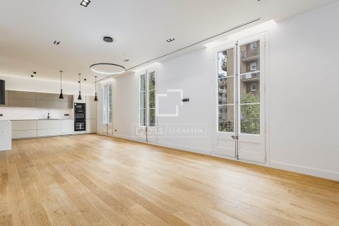 Apartamento de 4 dormitorios en venta en Barcelona, Cataluña, Spain № 3733