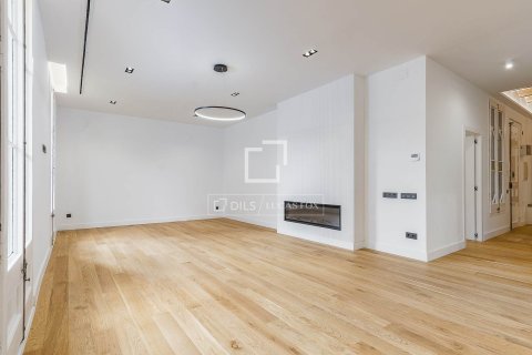 Купить квартиру в Барселона, Испания с 4 спальни, 140м², № 3733 - фото 2