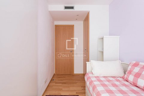 Apartamento de 3 dormitorios en venta en Barcelona, Cataluña, Spain № 8636 - foto 24
