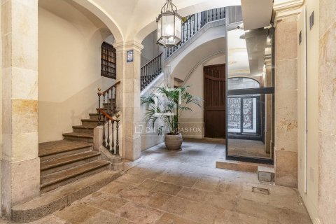 Apartamento de 3 dormitorios en venta en Barcelona, Cataluña, Spain № 8555 - foto 2
