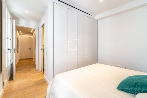 Apartamento de 3 dormitorios en venta en Barcelona, Cataluña, Spain № 8555 - foto 18