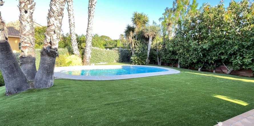 Сasa de 4 dormitorios en venta en Vilanova i la Geltrú, Barcelona, Cataluña, Spain № 5050