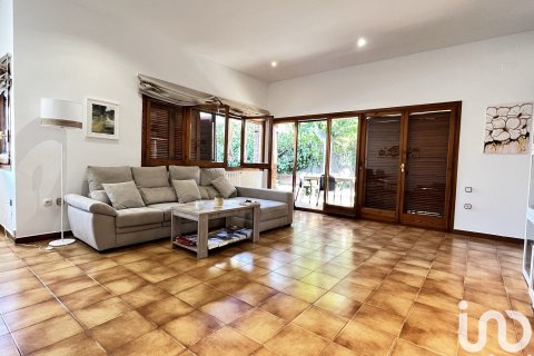Сasa de 4 dormitorios en venta en Vilanova i la Geltrú, Barcelona, Cataluña, Spain № 5050 - foto 17