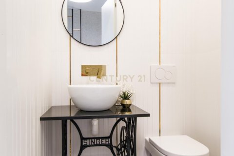 Сasa de 4 dormitorios en venta en Barcelona, Cataluña, Spain № 6978 - foto 27