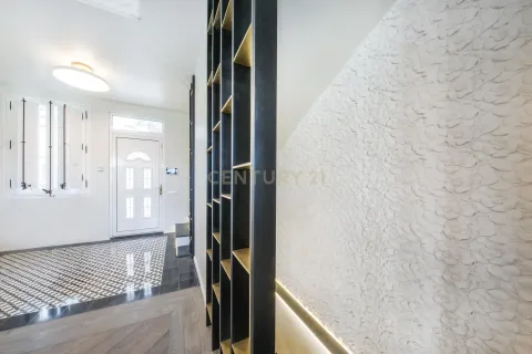 Сasa de 4 dormitorios en venta en Barcelona, Cataluña, Spain № 6978 - foto 23