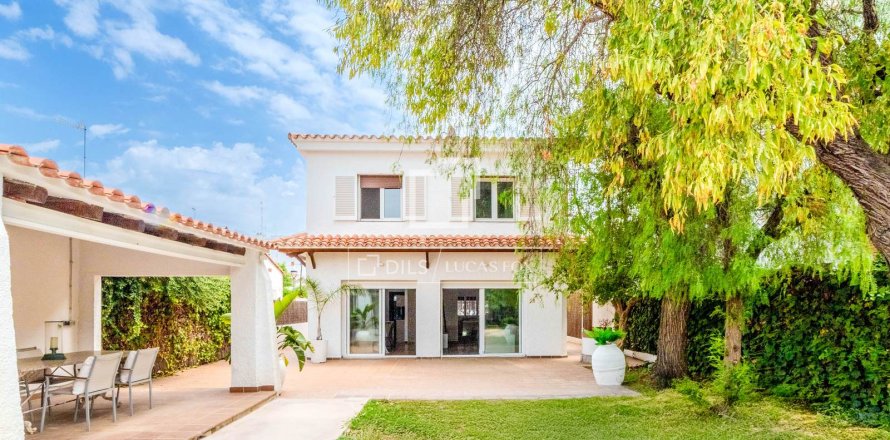 Villa de 4 dormitorios en venta en Sitges, Barcelona, Cataluña, Spain № 3716