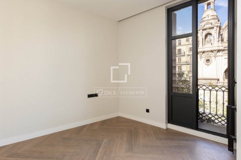 Apartamento de 2 dormitorios en venta en Barcelona, Cataluña, Spain № 4157 - foto 3