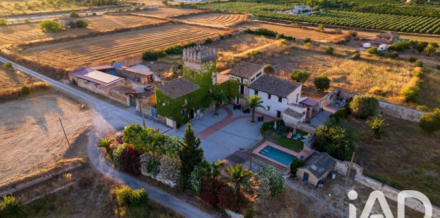  Castillos de 8 dormitorios en venta en Tortosa, Tarragona, Cataluña, Spain № 8469