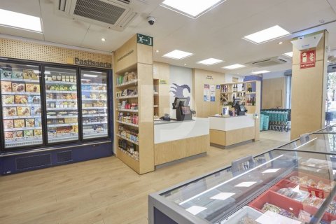 Tienda al por menor de 575 m² en venta en Sants-Montjuïc, Barcelona, Cataluña, Spain № 5156 - foto 2