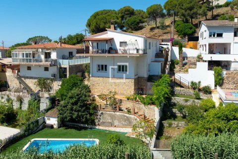 Villa de 4 dormitorios en venta en Cabrils, Barcelona, Cataluña, Spain № 8812