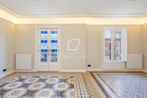3 bedrooms apartment for sale in Barcelona, Catalonia, Spain № 8814 - photo 2