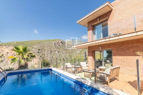 Villa de 6 dormitorios en venta en Castelldefels, Barcelona, Cataluña, Spain № 4288