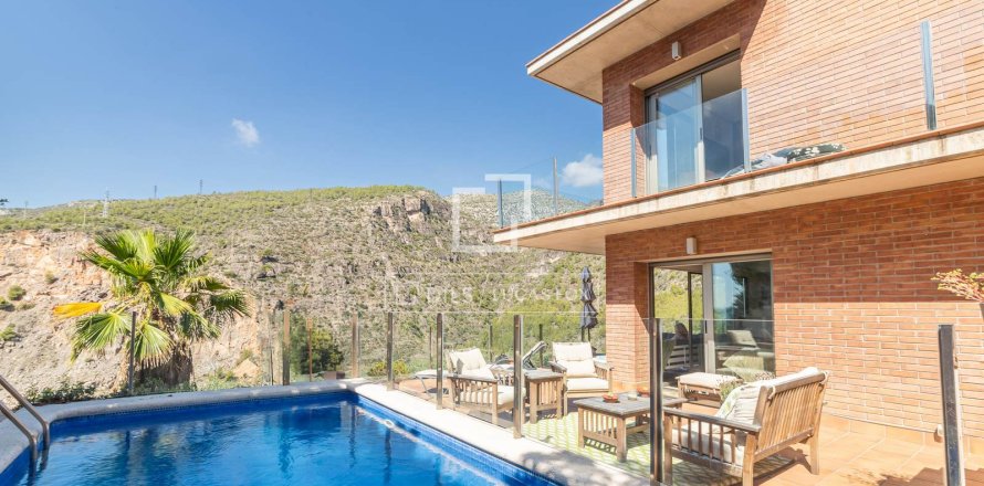 Villa de 6 dormitorios en venta en Castelldefels, Barcelona, Cataluña, Spain № 4288