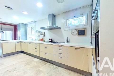 Сasa de 5 dormitorios en venta en Salou, Tarragona, Cataluña, Spain № 4673 - foto 14