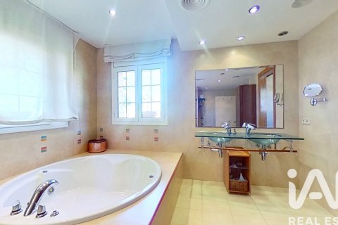 Сasa de 5 dormitorios en venta en Salou, Tarragona, Cataluña, Spain № 4673 - foto 20