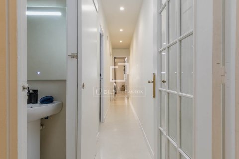 Apartamento de 2 dormitorios en venta en Barcelona, Cataluña, Spain № 4207 - foto 24