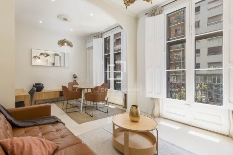 Apartamento de 2 dormitorios en venta en Barcelona, Cataluña, Spain № 4207 - foto 2