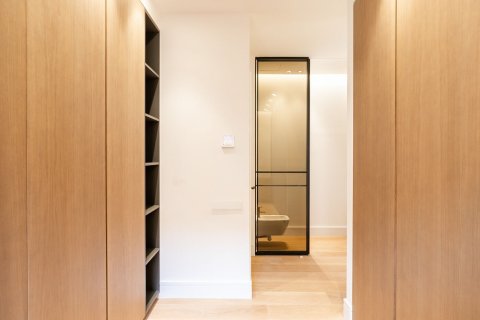 Apartamento de 4 dormitorios en venta en Barcelona, Cataluña, Spain № 1525 - foto 26