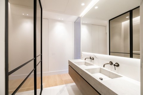 Apartamento de 4 dormitorios en venta en Barcelona, Cataluña, Spain № 1525 - foto 28
