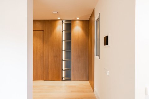 Apartamento de 4 dormitorios en venta en Barcelona, Cataluña, Spain № 1525 - foto 20