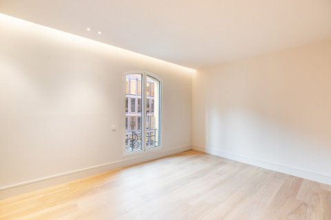 Apartamento de 4 dormitorios en venta en Barcelona, Cataluña, Spain № 1525 - foto 18