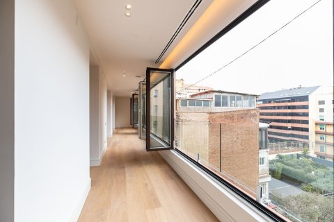 Apartamento de 4 dormitorios en venta en Barcelona, Cataluña, Spain № 1525 - foto 9