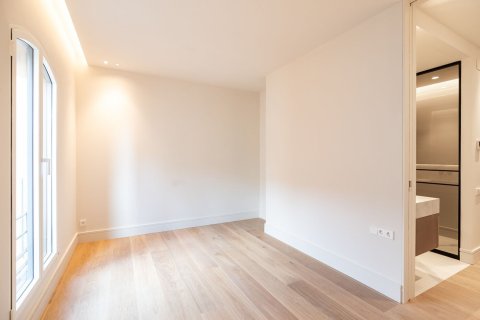 Apartamento de 4 dormitorios en venta en Barcelona, Cataluña, Spain № 1525 - foto 27