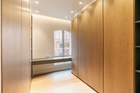 Apartamento de 4 dormitorios en venta en Barcelona, Cataluña, Spain № 1525 - foto 25