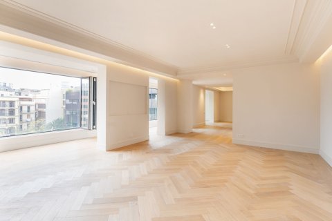 Apartamento de 4 dormitorios en venta en Barcelona, Cataluña, Spain № 1525 - foto 3
