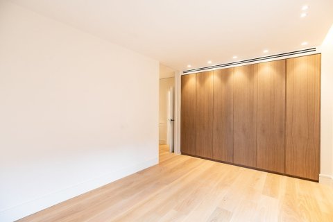 Apartamento de 4 dormitorios en venta en Barcelona, Cataluña, Spain № 1525 - foto 21