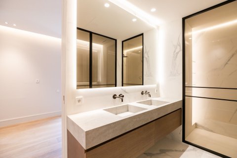 Apartamento de 4 dormitorios en venta en Barcelona, Cataluña, Spain № 1525 - foto 17