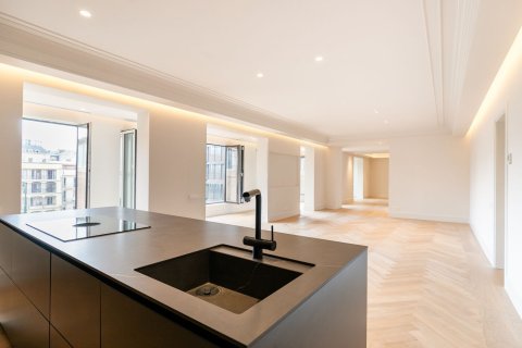Apartamento de 4 dormitorios en venta en Barcelona, Cataluña, Spain № 1525